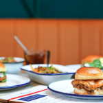 burger, corona et nachos fromages