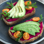 tartine pesto de betterave et avocat
