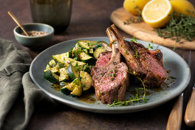 Épigramme d’agneau au citron, courgettes rôties et thym