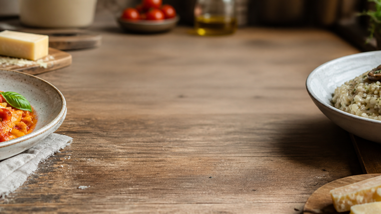 Petites cuillères croquantes à la mousse de parmesan, basilic et tomate séchée